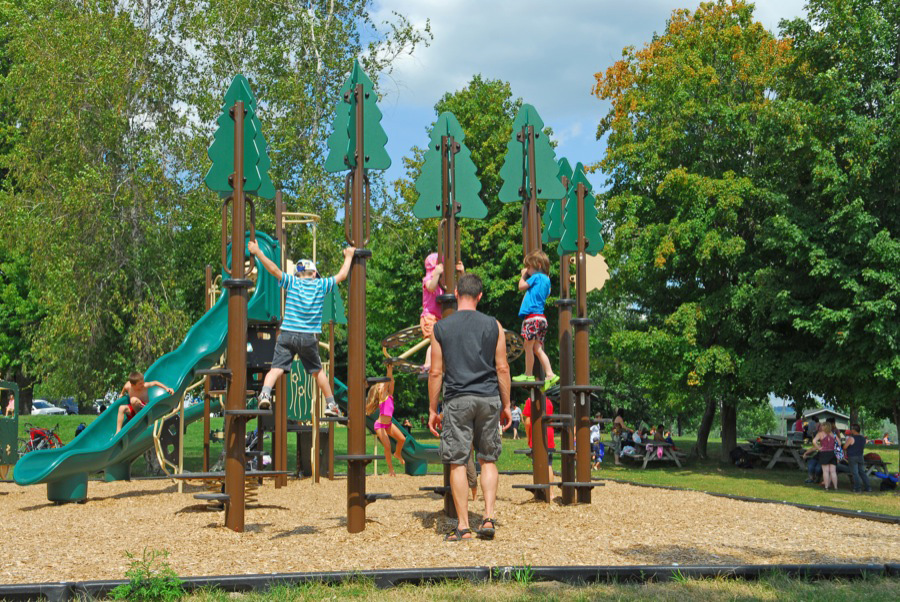 Papa avec enfants dans un jeu Jambette